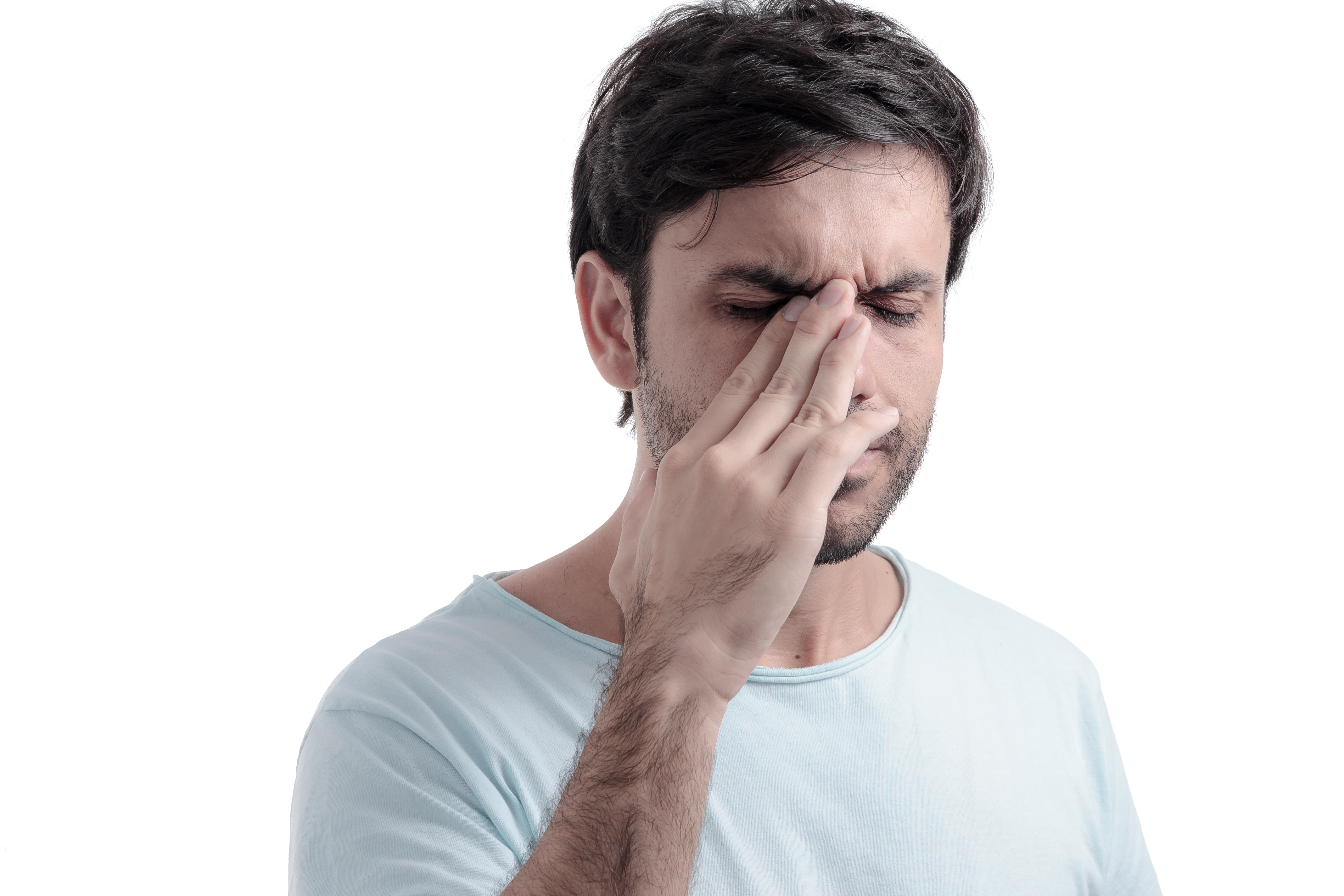Заложенность носа боль в горле кашель. Болит голова. Человек держится за переносицу.